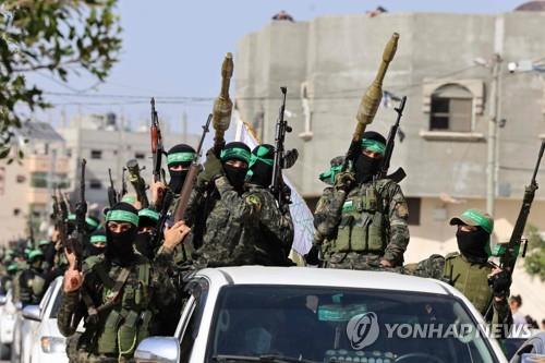군사 퍼레이드에 참여한 하마스 대원들 [AFP=연합뉴스]