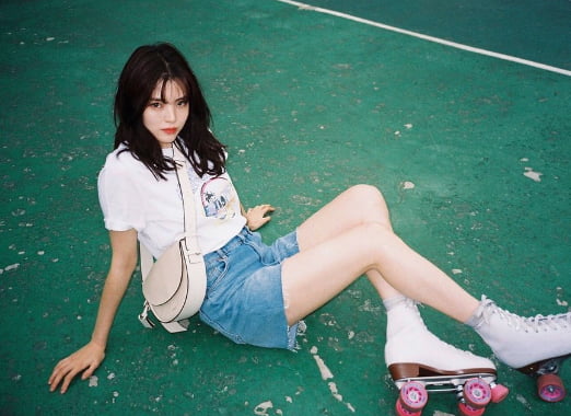 Actor Han So Hee has revealed a healthy look.On the 29th, Actor Han So Hee posted several photos of the photo shoot on his instagram.Han So Hee in the photo continued to shoot sports such as roller skates and tennis.Han So Hee is a picture of a sports concept, but he showed off his charm by matching everyday looks such as jeans and blue skirt.Han So Hee is scheduled to return to the house theater with JTBCs new Saturday Special I know scheduled to be broadcast on June 19th.a fairy tale that children and adults hear togetherstar behind photoℑat the same time as the latest issue