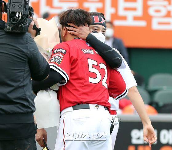 2021프로야구 KBO리그 한화이글스와 SSG랜더스의 경기가 29일 오후 대전 한화이글스파크에서 열렸다. 은퇴식을 앞둔 김태균이 유니폼을 입고 마지막 경기에 출전한 후 추신수에게 꽃다발을 받고 포옹을 하고 있다. 대전=김민규 기자 kim.mingyu@joongang.co.kr /2021.05.29/