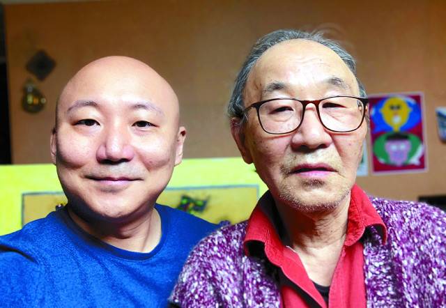 2인전 연 주재환(오른쪽)·호민 부자. 작가 제공