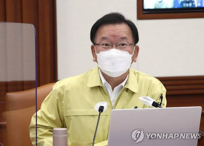 중대본 회의서 발언하는 김부겸 총리 (서울=연합뉴스) 김승두 기자 = 김부겸 국무총리가 30일 정부서울청사에서 열린 코로나19 대응 중앙재난안전대책본부(중대본) 회의에서 발언하고 있다. 2021.5.30 kimsdoo@yna.co.kr