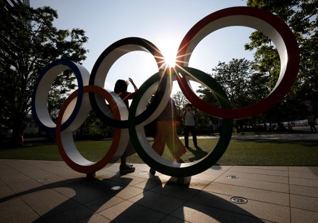 일본 도쿄의 올림픽위원회(JOC) 본부 밖에 설치된 오륜기 기념비. 로이터 연합뉴스