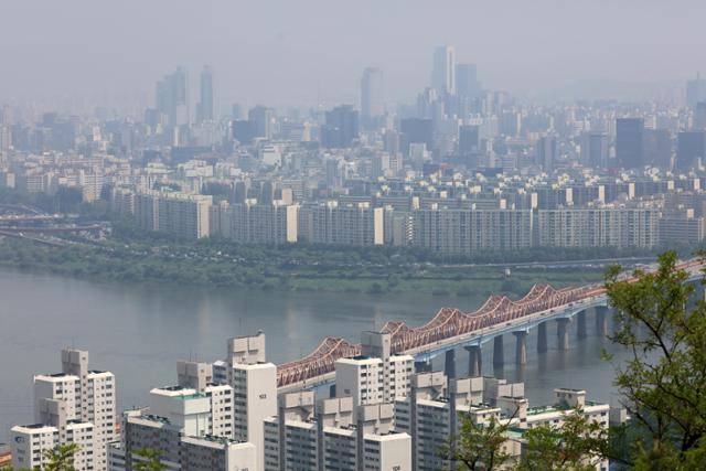 서울 중구 매봉산에서 바라본 한강 변 아파트. 연합뉴스