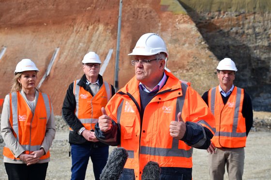 스콧 모리슨 호주 총리가 지난해 6월 기후변화에 대응하기 위한 호주의 에너지 프로젝트 '스노위2.0' 출범을 축하하기 위해 스노위산 인근 공사 현장을 찾아 기자회견을 하고 있다. [EPA=연합뉴스]