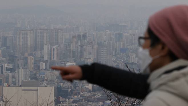 서울 남산에서 바라본 서울시내 아파트 모습 [사진 = 한주형 기자]