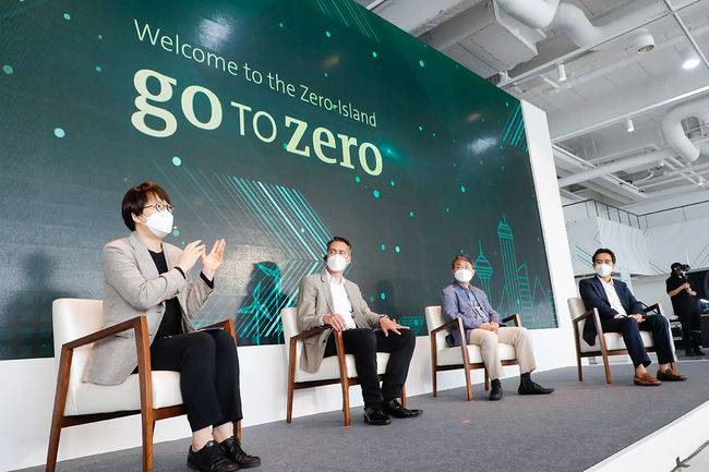 이유진 녹색전환연구소 이사, 르네 코네베아그 아우디폭스바겐코리아 그룹사장, 김지석 그린피스 기후에너지전문위원, 이항구 한국자동차연구원 연구위원이 전시 첫날 열린 기자 간담회에 참석해 기후변화의 심각성 및 탄소중립 노력 필요성에 대한 패널토론을 진행하고 있다.