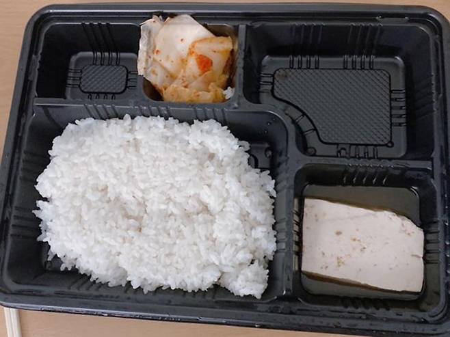 ‘육군훈련소 대신 전해드립니다’를 통해 제보된 군 부실급식. 육대전 제공