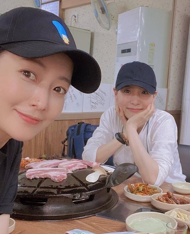 Kim Hee-sun went to the daily life with Seo.Kim Hee-sun said on his 31st day, I ride a bicycle and have a lot of protein ~ ~ supplement.# Two people # 6 people # 2 people # Two people # Meat add-on # Meat add-on # I love you Jung Yeon sister .Kim Hee-sun, who is in the public photo, is staring at the camera with Seo and taking a selfie.Kim Hee-sun and Seo were seen eating after workouts in black-colored ball caps.The lovely visuals and warm friendship of the two actors caught the attention of the viewers.Meanwhile, Kim Hee-sun married in 2007 and has a daughter.Photo: Kim Hee-sun Instagram