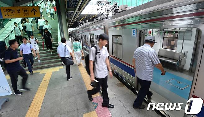당고개역 급행열차를 타기 위해 이동하는 모습. (기사 내용과 관련없음)2017.7.7/뉴스1 © News1 오장환 기자