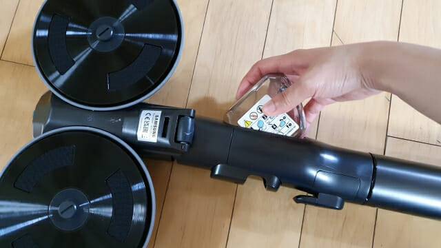 삼성 비스포크 제트는 150ml 물통을 장착해 물 분사 기능으로 물걸레를 할 수 있다. (사진=지디넷코리아)