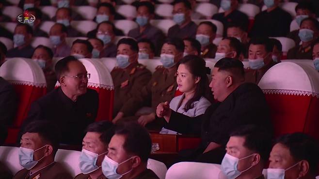 김정은 북한 국무위원장은 부인 리설주 여사와 함께 2021년 5월 5일 군인가족 예술소조 공연을 관람했다고 조선중앙TV가 6일 보도했다. 김 위원장이 공연 관람 도중 '최측근'인 조용원 노동당 비서와 대화를 나누고 있다./조선중앙TV 연합뉴스