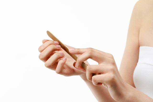 손톱 건강을 지키고 싶다면 너무 짧게 깎거나 가장자리까지 둥글게 자르는 것은 피하는 게 좋다./사진=클립아트코리아