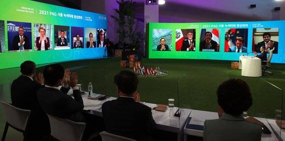 문재인 대통령이 31일 오후 서울 동대문디자인플라자에서 열린 'P4G 서울 녹색미래 정상회의' 정상토론세션에서 서울선언문을 공개하자 각국 정상들이 박수치고 있다. 연합뉴스