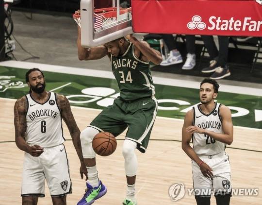 밀워키 벅스 '그리스 괴인' 야니스 아데토쿤보는 현재 NBA 최고의 파워포워드로 꼽힌다. 사진은 브루클린 네츠와의 경기에서 덩크슛을 하는 아데토쿤보. [연합뉴스 자료사진]