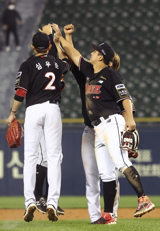 kt가 1일 잠실원정경기에서 LG를 8-1로 누른 뒤 내야진들이 한데 어울려 환호하고 있다.[연합뉴스]