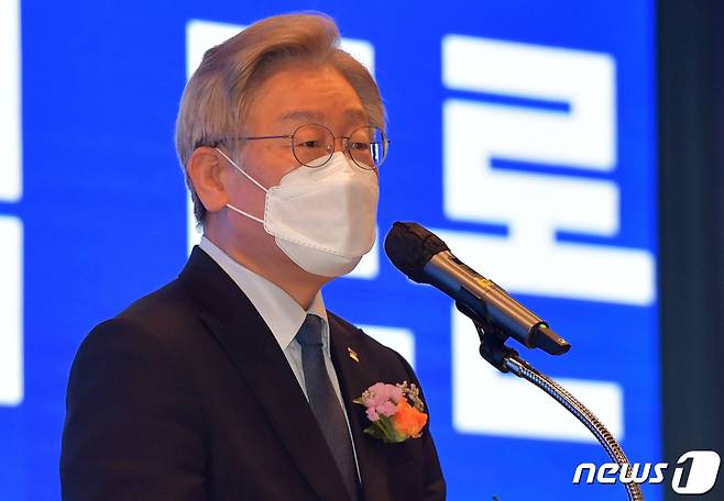 (서울=뉴스1) 오대일 기자 = 이재명 경기도지사가 20일 서울 여의도 중소기업중앙회에서 열린 '대한민국 성장과 공정을 위한 국회 포럼 출범식'에서 축사를 하고 있다. 2021.5.20/뉴스1