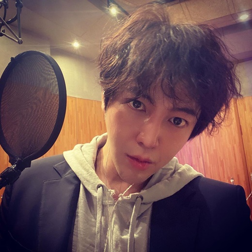 Actor Jang Keun-suk reported the recent situation.Jang Keun-suk posted a photo on his instagram on the afternoon of the 1st.In the photo, Jang Keun-suk boasts a warm visual of Asian Prince in the recording room.In addition, he added the message: Selfie, 35, lost his touch.Meanwhile, Jang Keun-suk topped the Japan Line Music Real Time chart with Emotion released on May 26.