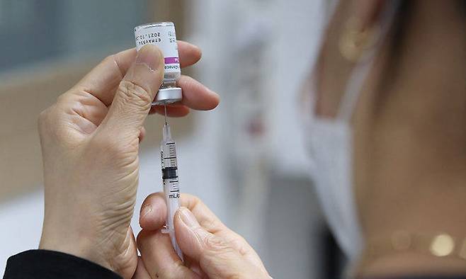 의료진이 백신 접종을 준비하고 있다. 연합뉴스
