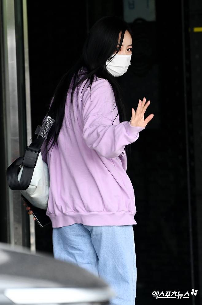 MAMAMOO Wheein, who attended the KBS 2TV Yoo Hee-yeols Sketchbook recording at KBS annex in Yeouido-dong, Seoul on the afternoon of the afternoon, is posing on his way to work.