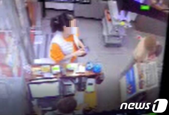 양주시의 고깃집을 상대로 방역수칙 준수 트집을 잡고 욕설을 한 모녀. 손주를 안고 아이스크림을 꺼내는 목사 A씨., 카운터에 서 있는 딸 B씨. © 뉴스1