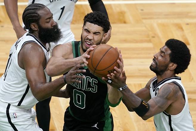 보스턴 에이스 테이텀(가운데)을 압박하는 제임스 하든(왼쪽)과 카이리 어빙. AP연합뉴스