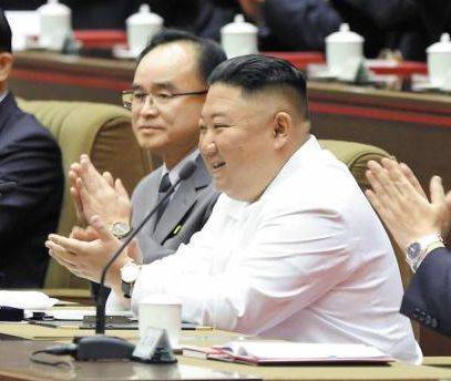 김정은 옆 조용원 - 지난 4월 열린 북한 노동당 세포비서대회에서 조용원(왼쪽) 당 조직비서가 김정은 국무위원장 오른편에 앉아 박수를 치고 있다. /조선중앙통신·연합뉴스