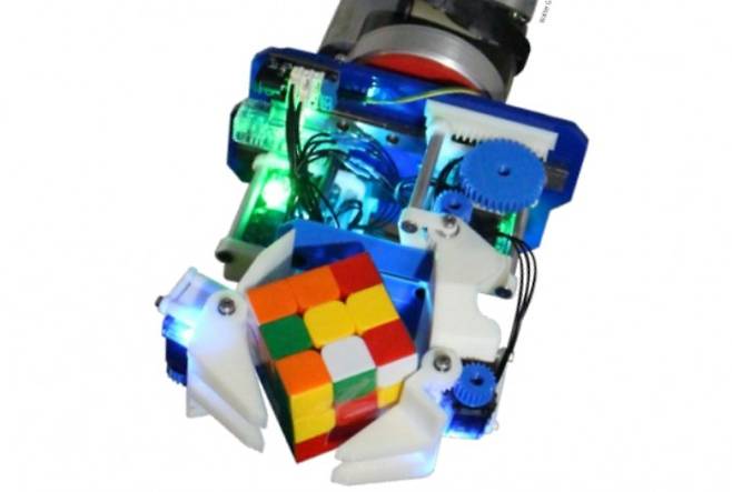 미국 예일대 연구팀은 두 개의 집게손가락 외에 손바닥을 겸비한 로봇손을 개발했다. 손바닥 구조 덕분에 기존 로봇손과 비교해 다양한 형태와 물성의 사물을 손쉽게 잡을 수 있다. 월터 버셔 미국 예일대 기계공학 및 재료과학부 제공