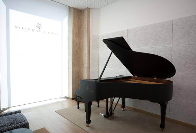 지난 1일 서울 서초동 코스모스악기사 건물 옆에 개관한 '스타인웨이 갤러리'에 마련된 연습실. 무광 처리된 스타인웨이 피아노(MT-170)가 배치돼 있다. 코스모스악기 측은 선착순으로 연습실 사용을 신청받을 예정이다. 코스모스악기 제공