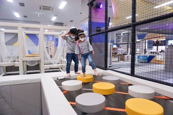 코트야드 메리어트 서울 보타닉 파크 호텔의 '키즈 익스트림' 패키지를 통해 온 가족이 실내 스포츠 액티비티를 즐길 수 있다.