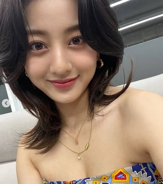 Group TWICE Jihyo has released Selfie for fans.Ji Hyo posted three photos on the official SNS of TWICE on the 2nd with cocktail emoticons.The photo shows a new album personal teaser photo behind-the-scenes cut. Ji Hyos doll-like features and fascinating beautiful looks in colorful pattern tube top costumes catch the eye.On the other hand, group TWICE, which Ji Hyo belongs to, will release its tenth mini album Taste of Love (Taste of Love) on the 9th.The title song Alcohol - Free (alcohol - free) is a new sense of TWICE Table New India Summer Song written, composed and arranged by JYP representative producer Park Jin-young and composer Lee Hae-sol participated in the arrangement.