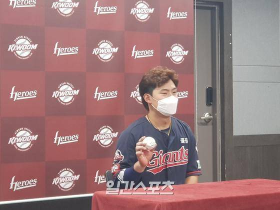 롯데 김민수가 데뷔 마수걸이포를 쏘아올렸다. IS포토