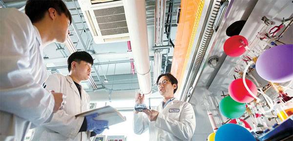 울산과학기술원(UNIST) 학생들이 연구 실습 현장에서 학습하고 있다. UNIST는 올해 `THE 아시아 대학 순위`에서 21위에 올랐다. 특히 전체 평가 점수의 30%를 차지하는 `논문 피인용도` 부문에서 UNIST는 국내 1위 수준인 90.8점을 기록했다.  [사진 제공 = UNIST]