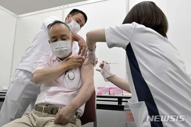 [오사카=AP/뉴시스]지난 24일 일본 오사카에 정부의 백신 대규모 접종 센터가 운영을 시작했다. 한 고령자가 코로나19 백신을 접종받고 있다. 2021.05.27.