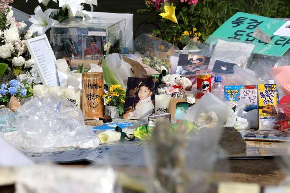 지난달 26일 오전 서울 반포한강공원에 고 손정민씨 추모공간이 마련돼있다. 연합뉴스