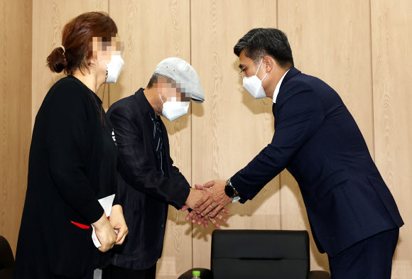 성추행 피해 부사관 유가족 만난 국방장관 - 서욱 국방부 장관이 2일 오후 경기도 성남시 국군수도병원 장례식장 접견실에서 성추행 피해 신고 뒤 극단적인 선택을 한 공군 여성 부사관의 유가족을 위로하고 있다. 2021.6.2 연합뉴스