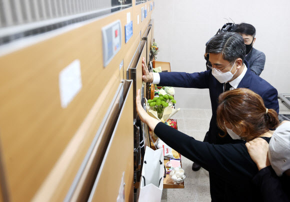 - 서욱 국방부 장관이 2일 오후 경기도 성남시 국군수도병원 장례식장 영안실에 안치된 고(故) 이모 중사의 주검 앞에서 고개를 숙이고 있다. 서 장관 앞쪽은 이 중사의 부모.지난 3월 선임 부사관으로부터 성추행을 당했다며 스스로 신고한 이 중사는 두달여만인 지난달 22일 관사에서 숨진 채 발견됐다. 2021.6.2 연합뉴스