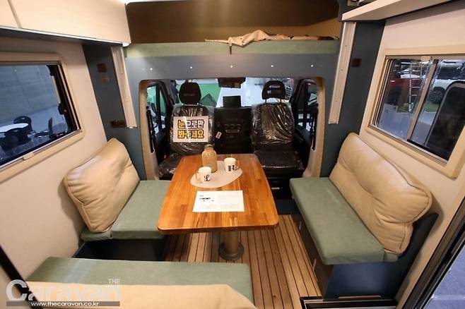 전면부 라운지를 바라본 모습