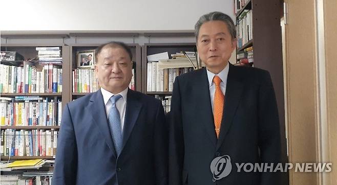 지난 2월 25일 부임 인사차 방문한 강창일 주일대사(왼쪽)를 만나 기념사진을 찍고 있는 하토야마 유키오 전 총리. [연합뉴스 자료사진, 주일한국대사관 제공]