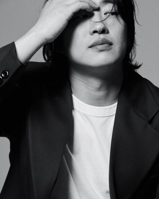 Actor Ahn Jae-hong transformed into a long-haired woman.Ahn Jae-hong posted a picture on his SNS account on the 2nd without saying anything.In the photo, Ahn Jae-hong is making a ruthless look by sweeping his head, and he showed a neat fashion by matching a black jacket with a white T-shirt.Especially, the long hair covering the back of Ahn Jae-hong attracted attention.The netizens who watched the post responded such as What is the atmosphere, I really like it, It is not a joke, My heart is magnificent and Our jungbongi is different.On the other hand, Ahn Jae-hong appeared in the TVN drama Respond, 1988 in 2016 as a 6-year-old student in the college entrance examination.Since then, JTBC drama Meloga constitution has been proud of its delightful charm by disassembling it as a drama director Son Bum-soo.a fairy tale that children and adults hear togetherstar behind photoℑat the same time as the latest issue
