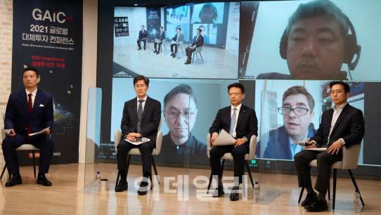 김세훈 BCC글로벌 부사장과 장동헌 행정공제회 CIO, 이규홍 사학연금 CIO, 김동환 하나벤처스 대표(왼쪽부터)가 지난달 31일 오전 서울 중구 통일로 KG타워에서 이데일리와 KG제로인 주최로 열린 ‘2021 글로벌 대체투자 컨퍼런스(GAIC)’에서 화상으로 접속한 창 자오 BCC글로벌 대표, 루퍼트 후거워프 후룬그룹 회장, 이정호 한양대 교수 등과 토론을 하고 있다. [사진=이데일리 방인권 기자]