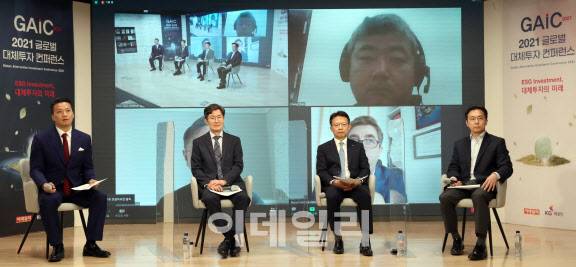 김세훈 BCC글로벌 부사장과 장동헌 행정공제회 CIO, 이규홍 사학연금 CIO, 김동환 하나벤처스 대표(왼쪽부터)가 31일 서울 중구 통일로 KG타워에서 열린 ‘2021 글로벌 대체투자 컨퍼런스(GAIC)’에서 토론을 하고 있다. (사진=방인권 기자)