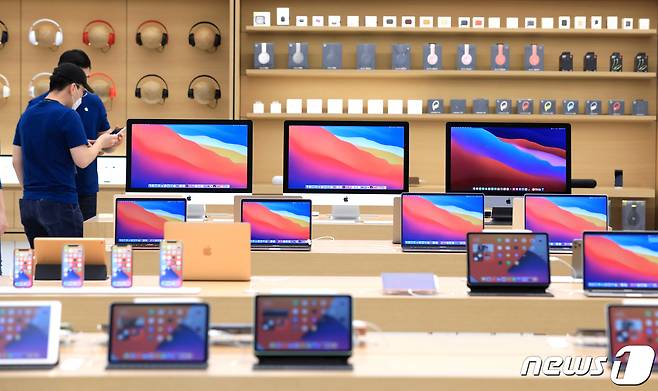 서울 영등포구 IFC몰 애플스토어 여의도점에 제품이 진열돼 있는 모습/뉴스1 © News1 구윤성 기자