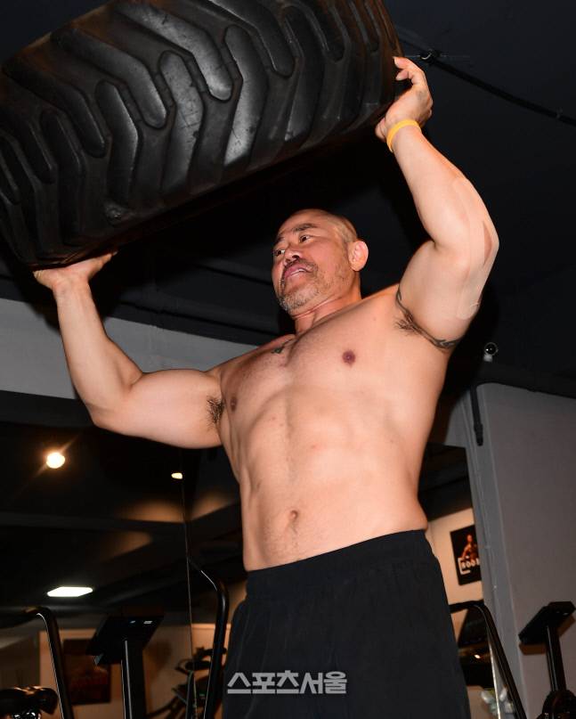 금광산이 타이어를 이용해 근력 강화 훈련을 하고 있다. 이주상기자 rainbow@sportsseoul.com