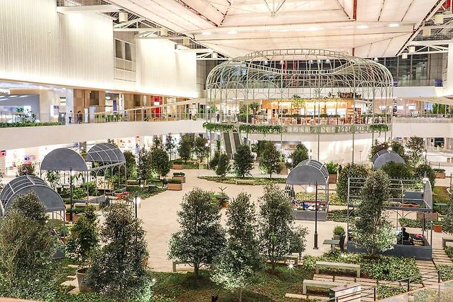 더현대서울이 오는 5일 개장 100일을 맞는다. 사진은 5층에 조성된 실내 공원 '사운즈 포레스트'. /현대백화점