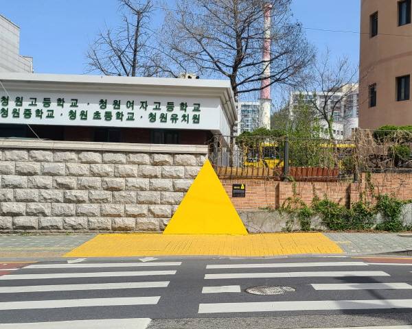 어린이들이 보행 신호를 기다리며 안전하게 대기할 수 있는 구역인 옐로카펫.