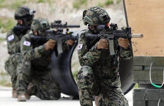 육군은 지난 2017년부터 장병들의 전투력과 생존력을 높이기 위한 '워리어 플랫폼' 사업을 진행하고 있다. 그런데 올해 초 육군이 자체 조사한 결과 개인화기 조준경 등 핵심 장비 4종의 불량률이 심각한 것으로 드러났다. 사진은 지난 2019년 6월 20일 인천광역시 국제평화지원단에서 워리어 플랫폼을 착용한 한빛부대 11진 장병들이 기동사격 훈련을 하는 모습. [연합뉴스]
