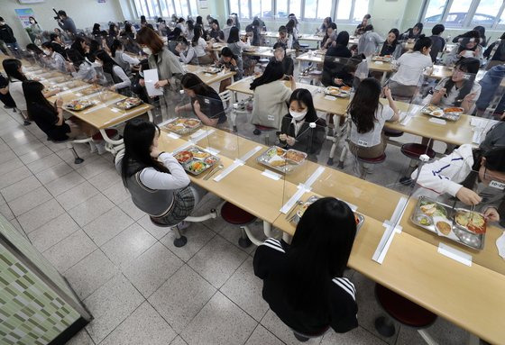 대전시 한 고등학교에서 고3 학생들이 점심을 먹고 있다. 연합뉴스