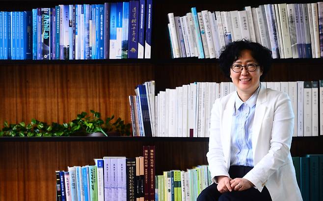 Yun Sun-jin, co-chairperson of 2050 Carbon Neutrality Commission, speaks during an interview with The Korea Herald in her office in Seoul last month. (Park Hae-mook/The Herald Business)