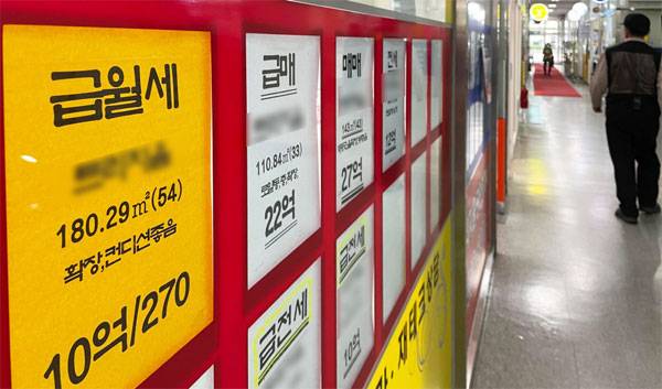 3일 서울 송파구의 한 공인중개사무소에 임대 매물 관련 정보가 붙어 있다. [김호영 기자]