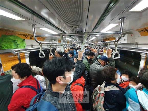 지난 4월 29일 정모씨가 탄 서울 군자역 지하철 내부. 새벽 첫차인데도 출근하는 승객들로 객차 내부가 발 디딜 틈 없이 혼잡하다.